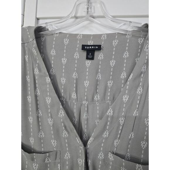 Torrid Harper Crepe Button-Up V-Neck Tribal Print 3/4 Sleeve Blouse 2 Grey - Picture 5 of 7